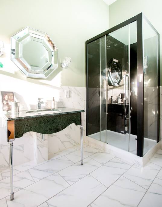 'Murphy' Room Ensuite