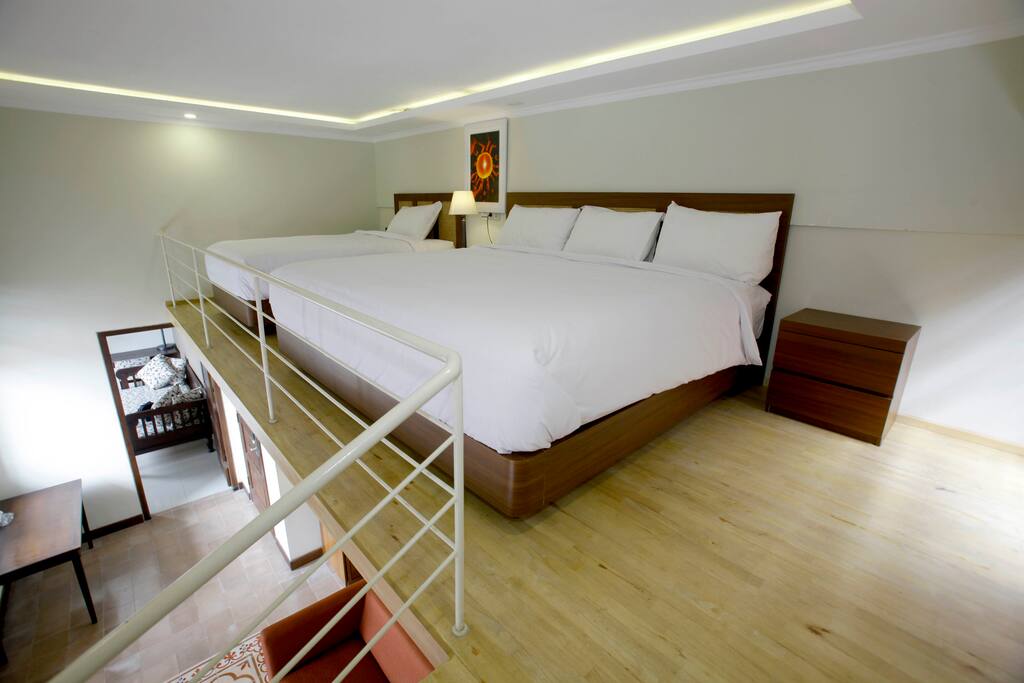 bed 1 king size dan single untuk 4 orang