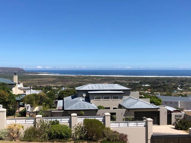 Noordhoek – Entertaining on Emerald with Sea Views gallery image 5