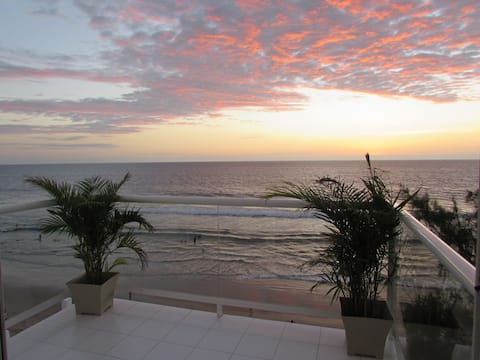 Beachfront Penthouse in Montañita with King bed