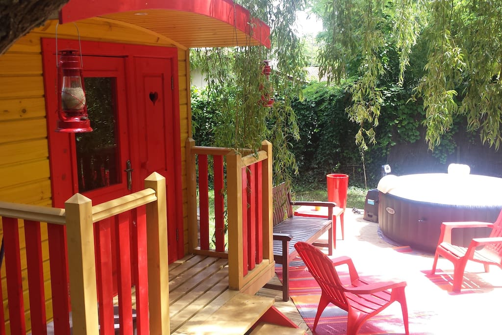 la roulotte et sa terrasse