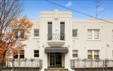 ART DECO-  with private carpark!