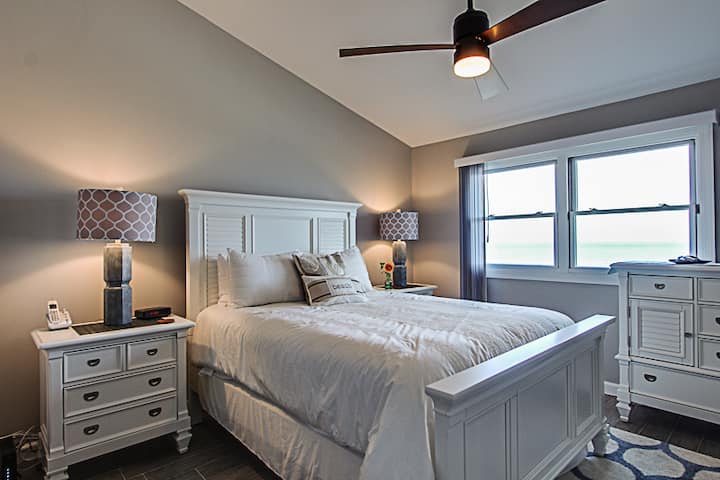 جناح رئيسي على شاطئ المحيط. مرتبة كوين مريحة جدًا. حمام خاص وتلفزيون بشاشة مسطحة.