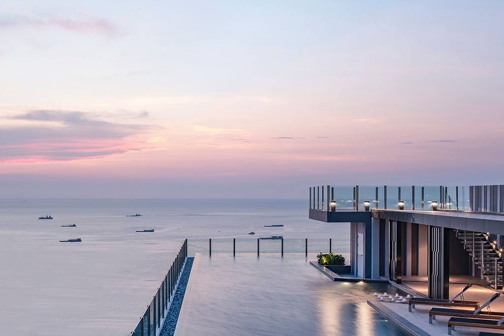 ROOF TOP INFINITY VIEW SWIMMING POOL