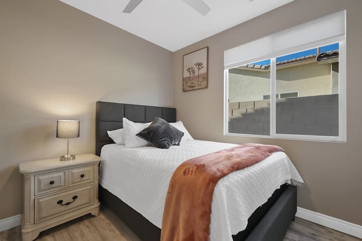 Le lit n °3 offre le sommeil le plus confortable sur notre lit Queen Size moelleux.  Télévision dont vous pourrez profiter, et de grands placards avec cintres. 