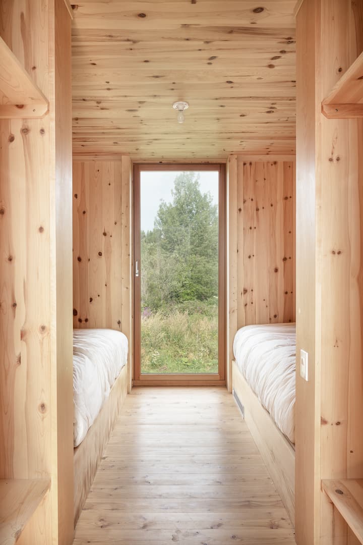 The ground floor has 3 bedrooms with landscape views that can accommodate 5 people:
1 Bedroom with 2 simple beds
1 Bedroom with 2 simple beds
1 bedroom with 1 single bed  