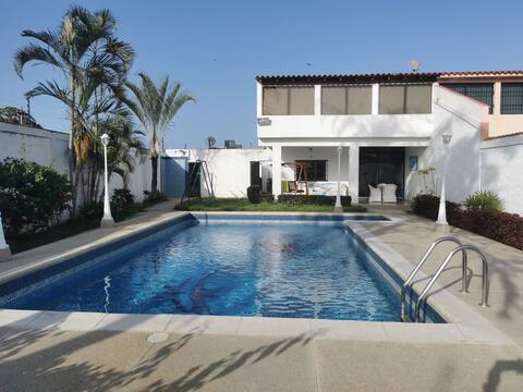 Cozy and spacious house with fully independent swimming pool in an enclosed area with 24-hour survei
