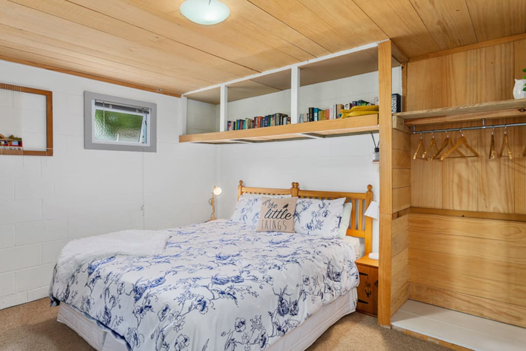 King size bed, selection of books, side lamps, wardrobe