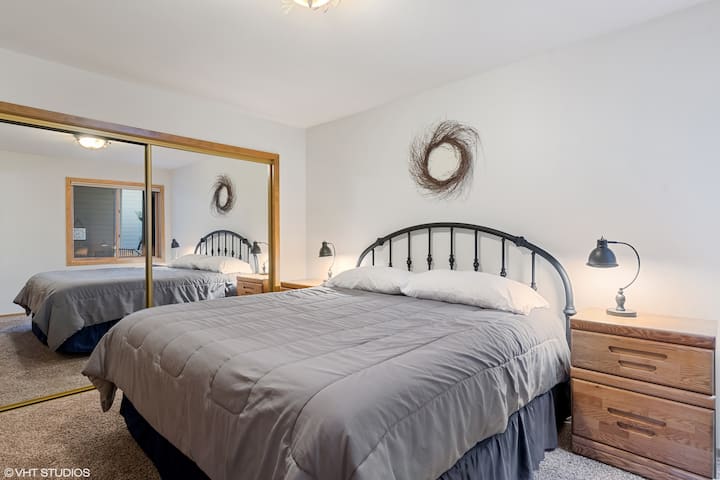 Spavaća soba za goste u prizemlju s ormarom