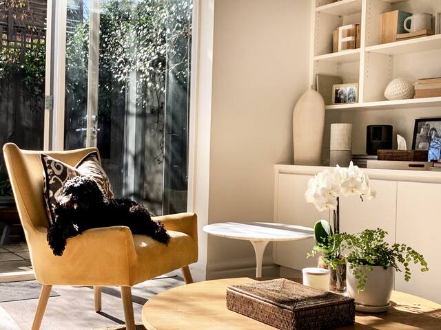 Designer 3 Bedroom Townhouse with Leafy Courtyard gallery image 2