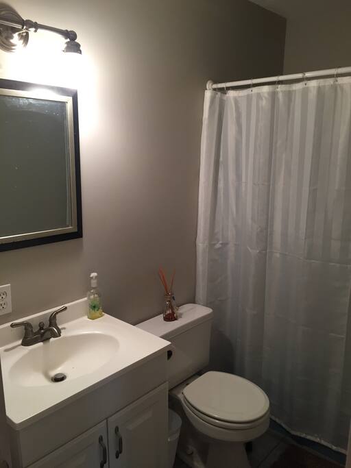 Guest bath with tub/shower