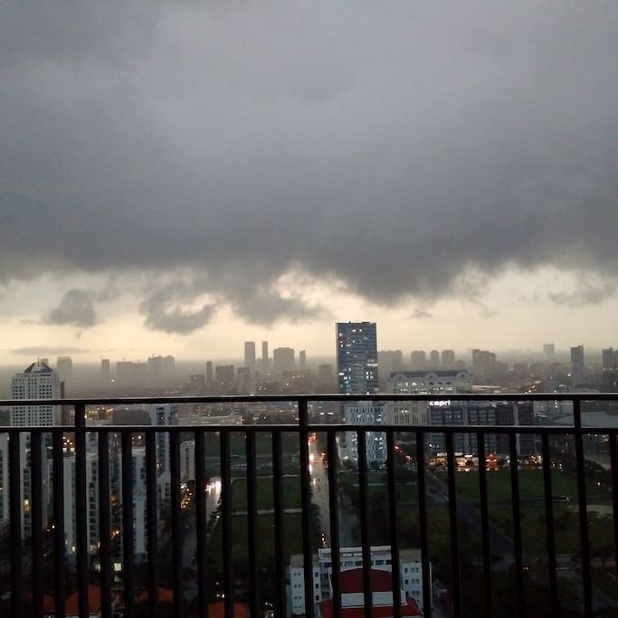 29Fl Skygarden to Phu My Hung Newtown - Rain coming