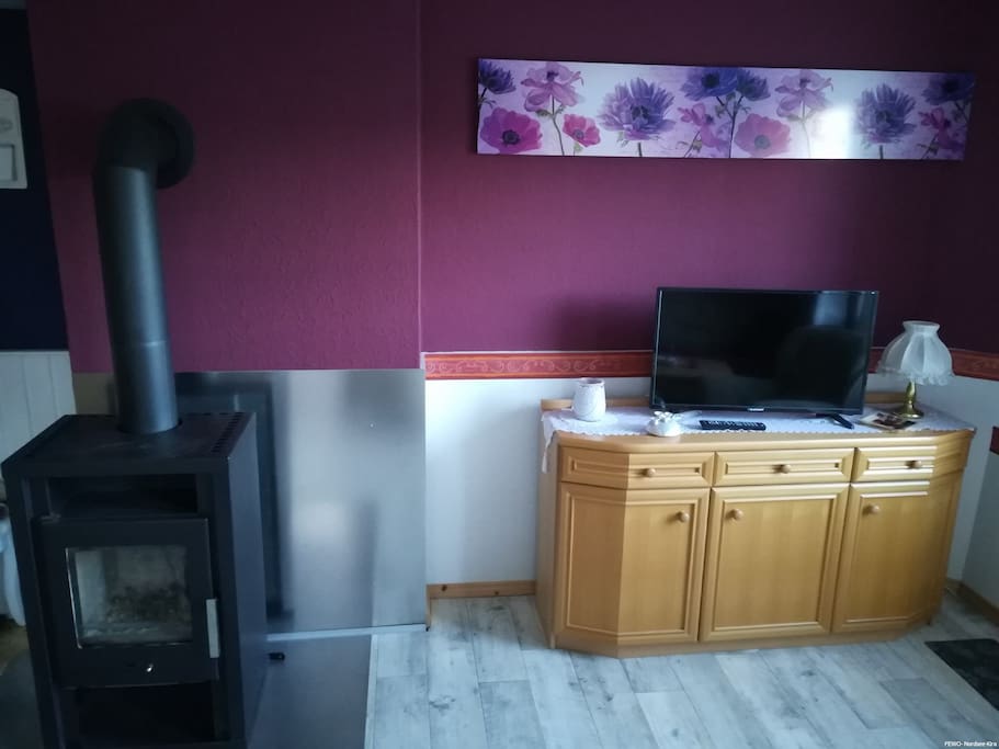Kamin und TV im Wohnbereich