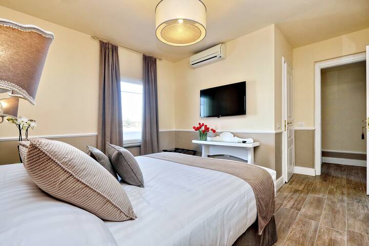 Penthouse + apartment at the Colosseum 10 people gallery image 2