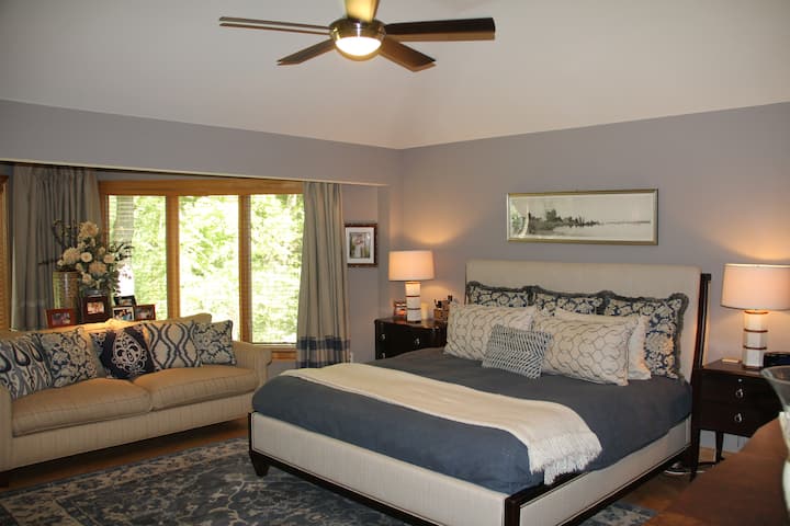 Главна спална соба со 60-инчен телевизор спроти ѕидот.