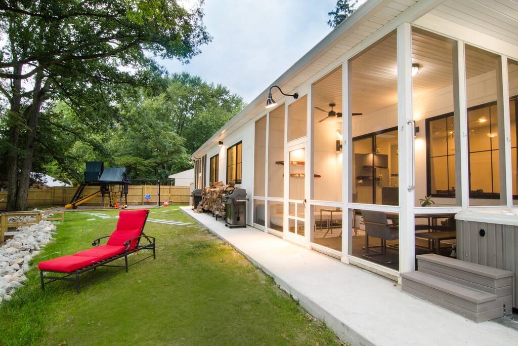 Sleeps 15...Hot tub, fireplace, lakefront! Houses for Rent in