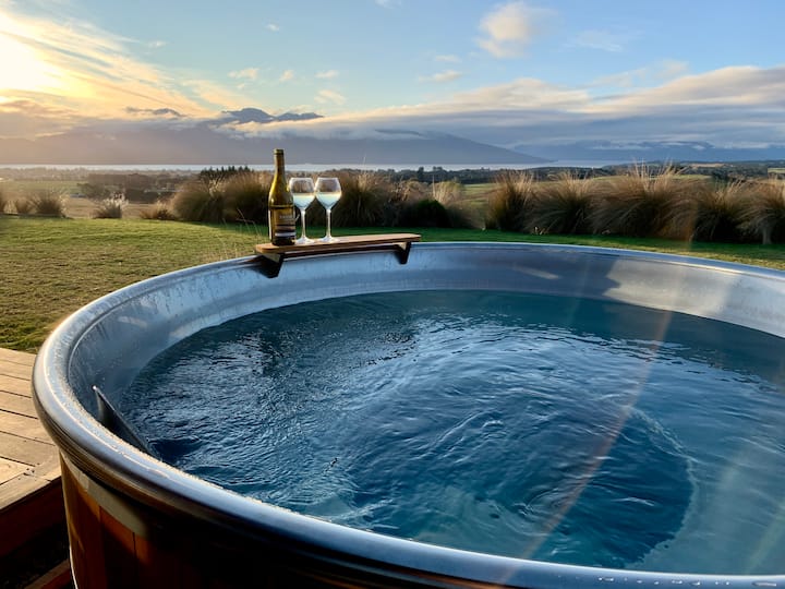 Fiordland Eco-Retreat ☆ Panoramic Views ☆ Hot Tub