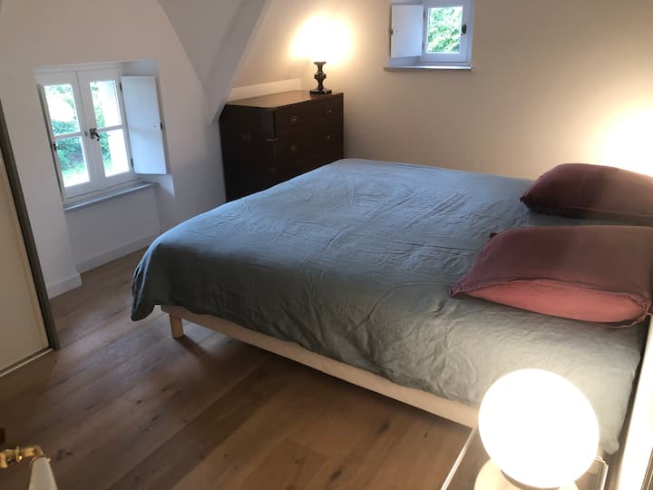 غرفة بإطلالة على الحديقة، الطابق الأول، مواجهة للجنوب - 180 × 200 سرير كوين، خزانة تخزين