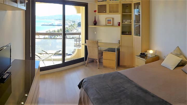 Habitación 1, vista 1. Da a la terraza suroeste común con Dormitorio 2.

Bedroom 1, opening onto S-W terrace shared w/ Bedroom 2