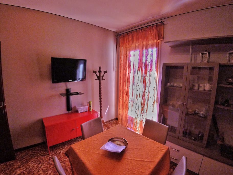 Salotto con televisore a schermo piatto. Tavolo allungabile