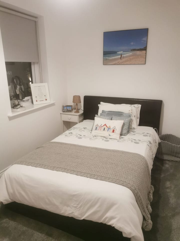 Lovely sunny single room in new home Houses for Rent in Hipperholme