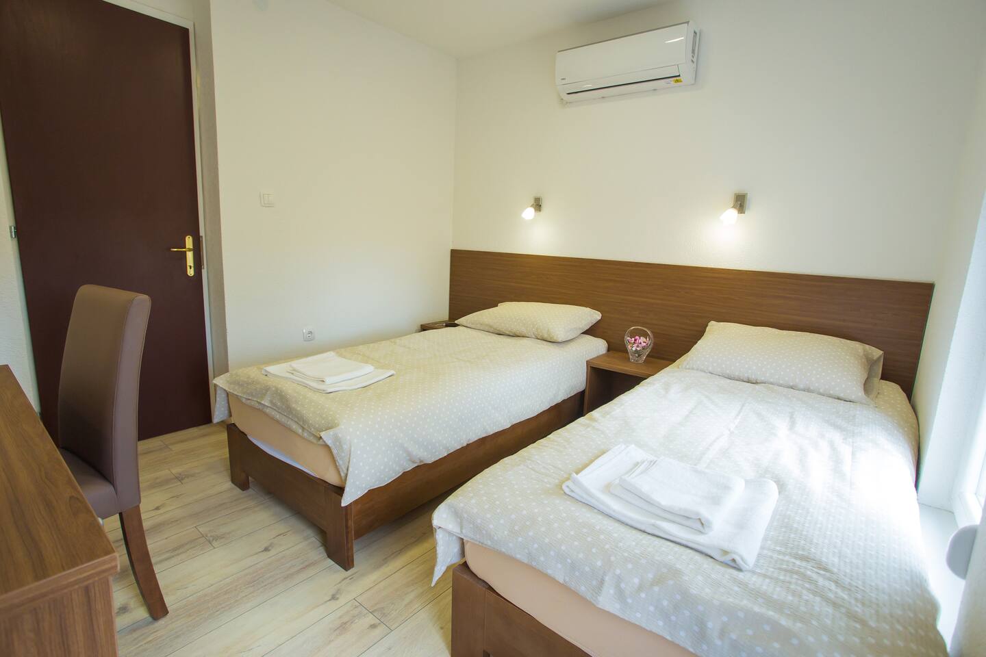 Bedroom with beds that can be conected from one to another