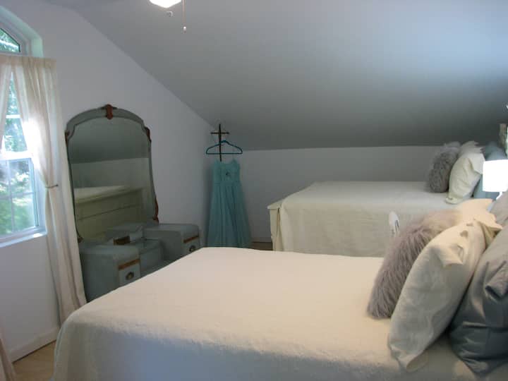 Chumba cha kulala cha pili. Vitanda viwili vya ukubwa kamili. (Ghorofa ya juu)