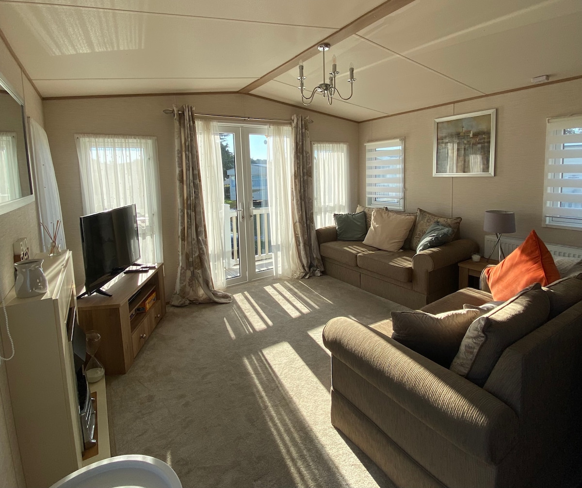 Popular Airbnb listing: Norfolk Caravan Staycation Cherry Tree HolidayPark in Burgh Castle