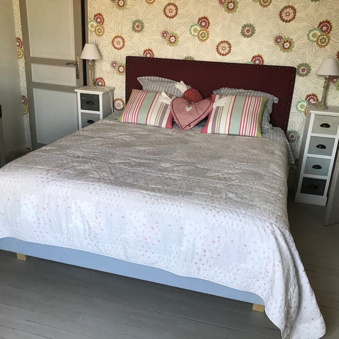 lit queen size chambre EMMA