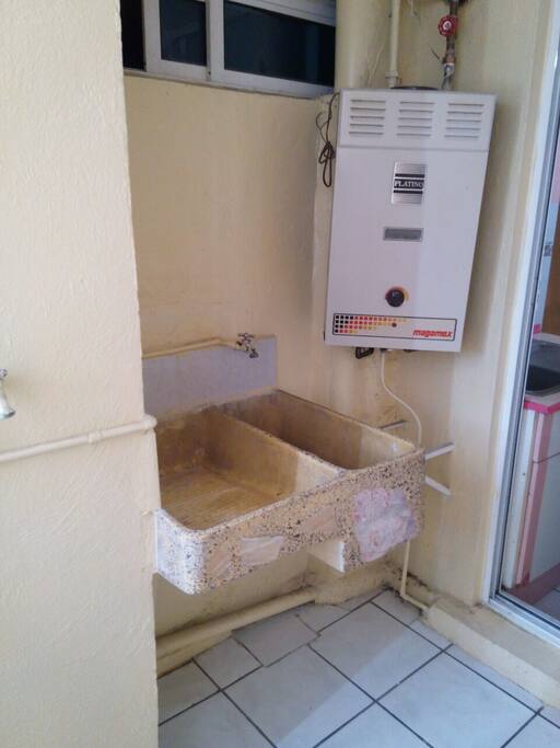 Área de lavado con lavadora y secadora