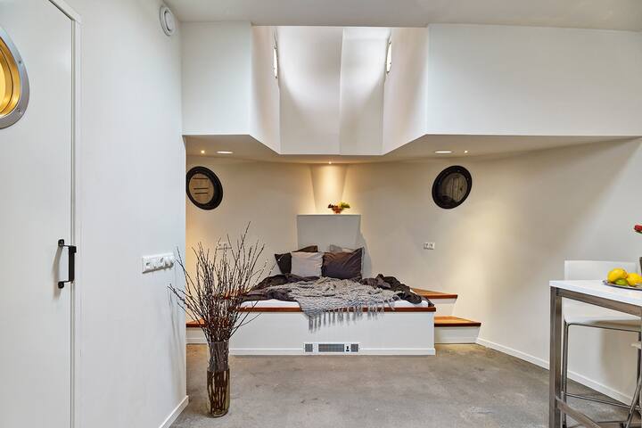 Amsterdam 2 Bedroom Lux Houseboat gallery image 4