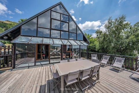 Family chalet "Les Marmottons" with view of slopes