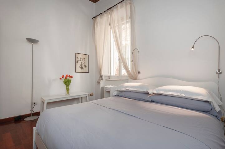 Antique-Modern Flat by Navona Square gallery image 5