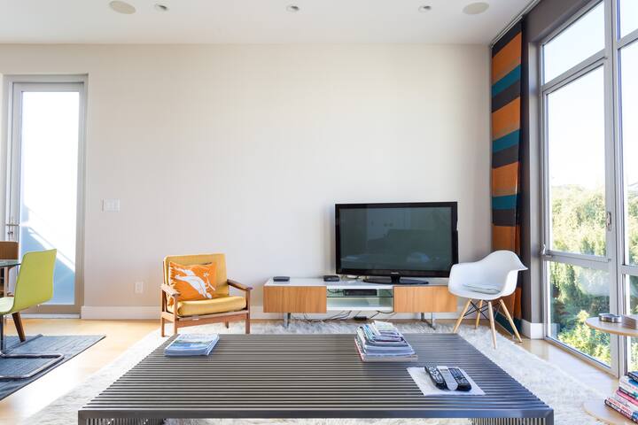 21st-Century Castro Bordering Apartment With Roof Deck gallery image 5