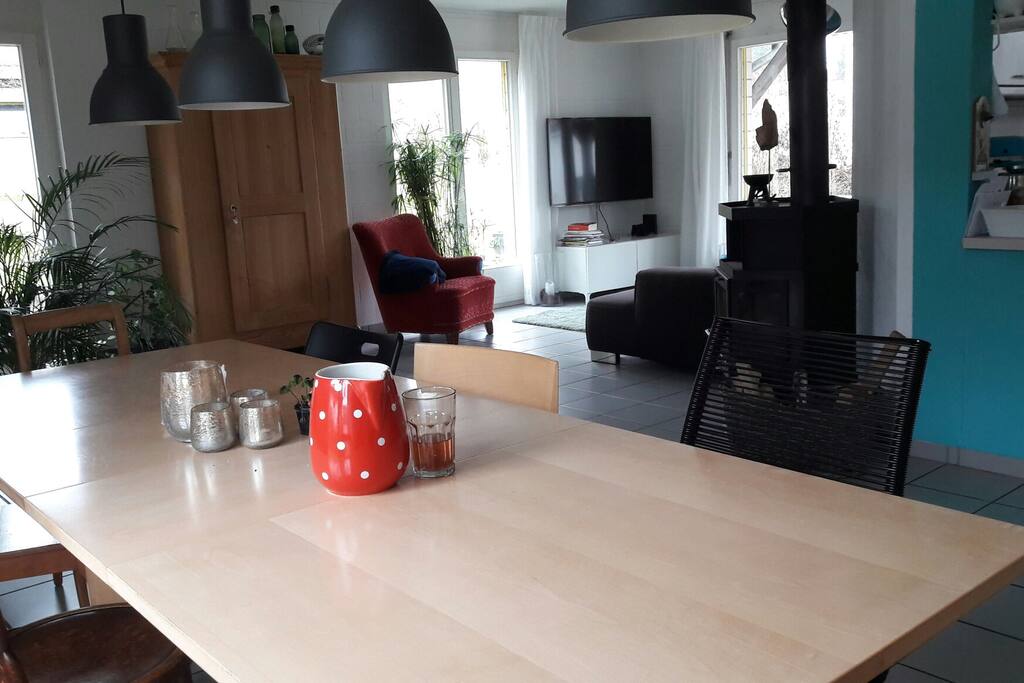 grosser Esstisch und gemütliches Wohnzimmer