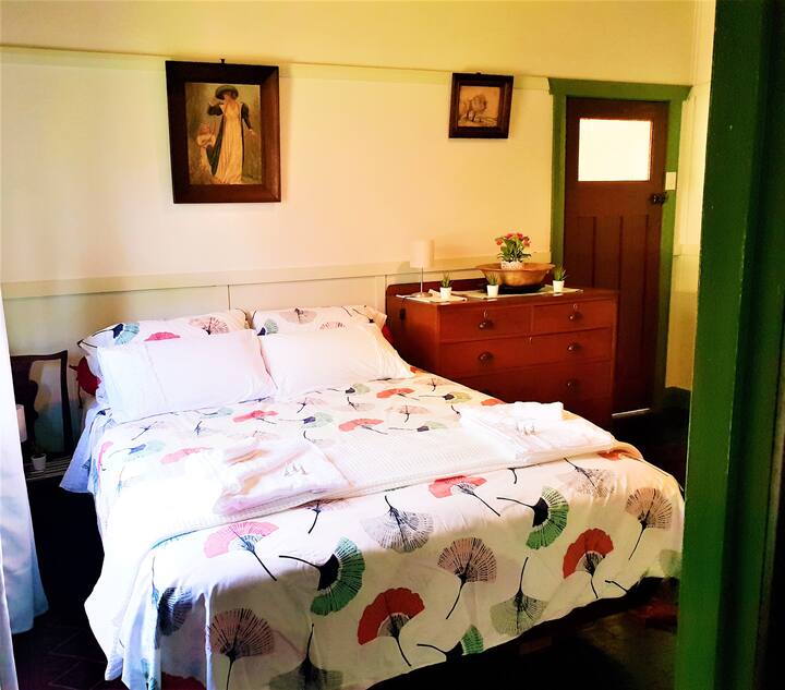 Dormitorio con acceso tanto desde la sala de estar como desde el porche delantero.
Zac: 'Rosanne fue extremadamente amable y accesible para obtener ayuda y tiene un lugar increíble'