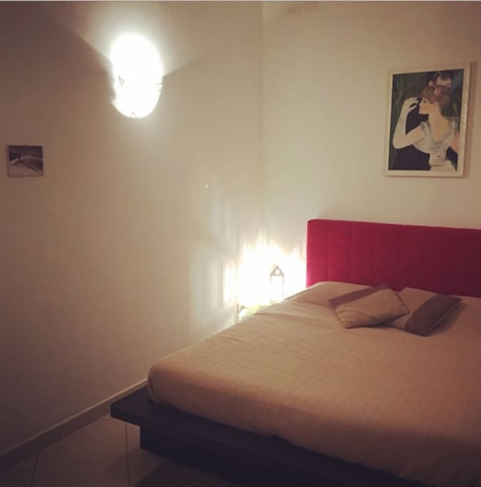 Camera da letto con materasso ortopedico e punto luce