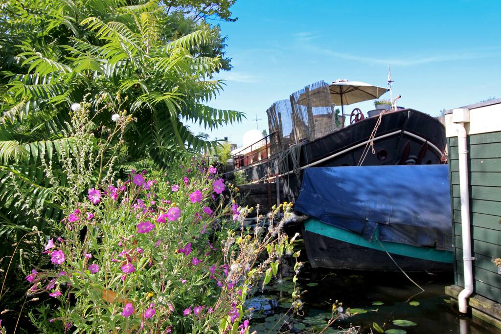 The houseboat from outside