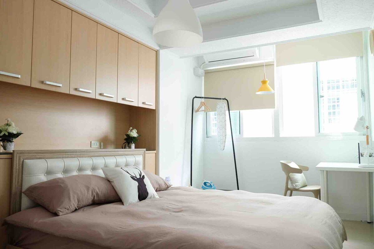 חדר 2, ארון בגדים בסגנון, מגהץ, קרש גיהוץ