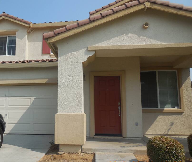 2700-sq.-ft. house, with 6 bedrooms, 3 bathrooms, 2 living rooms with smart TVs each, 2 dining rooms, a breakfast bar