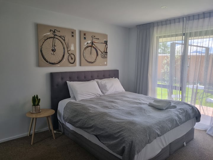 1x  голема соба со брачен кревет (широк 150-179 см) со поплочен двор и приватна бања.