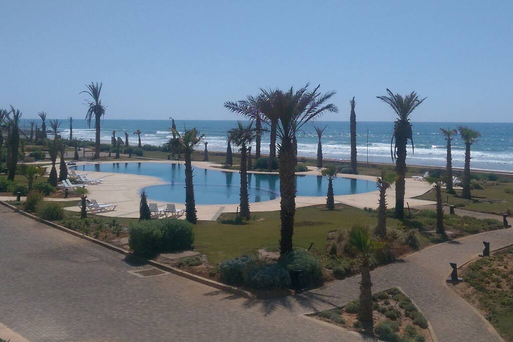 Gorgeous pool and gardens - straight on the beach!