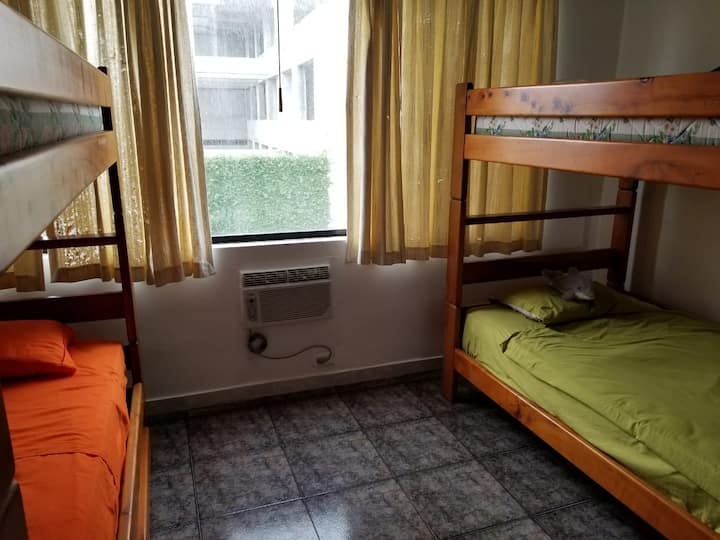 Habitación 2, 2 literas y cama auxiliar, aire acondicionado
