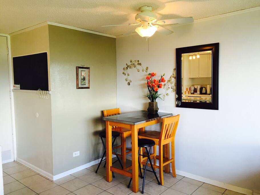 Dinning area for 2 or 4 guests