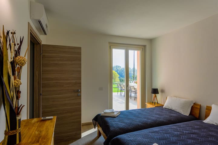 Treća spavaća soba s izravnim pristupom vrtu i jezeru u prizemlju