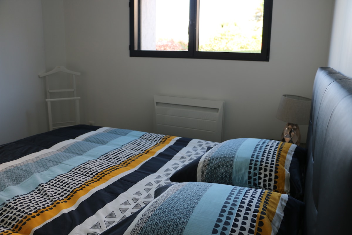 Kamer met uitzicht op het meer en de tuin