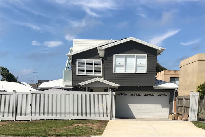 Heart of Torquay , 2 blocks from beach, Sleeps 11