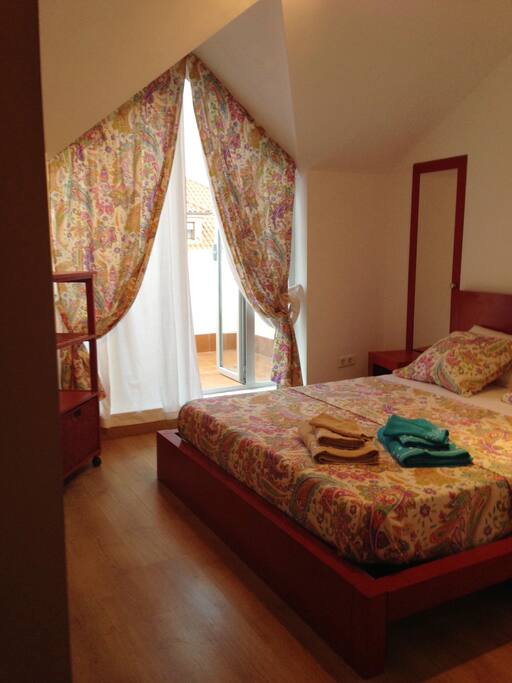 Habitación con salida a terraza en ático