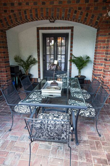 Veranda w/ 8 chairs