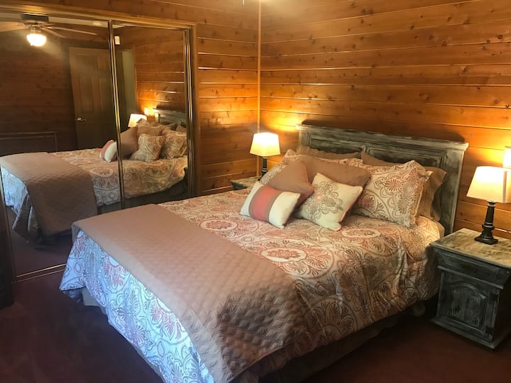 Დიდი მე-2 საძინებელი სრულიად ახალი კომფორტული მეხსიერების ქაფით Queen Bed ტონობით სათავსოთი. 